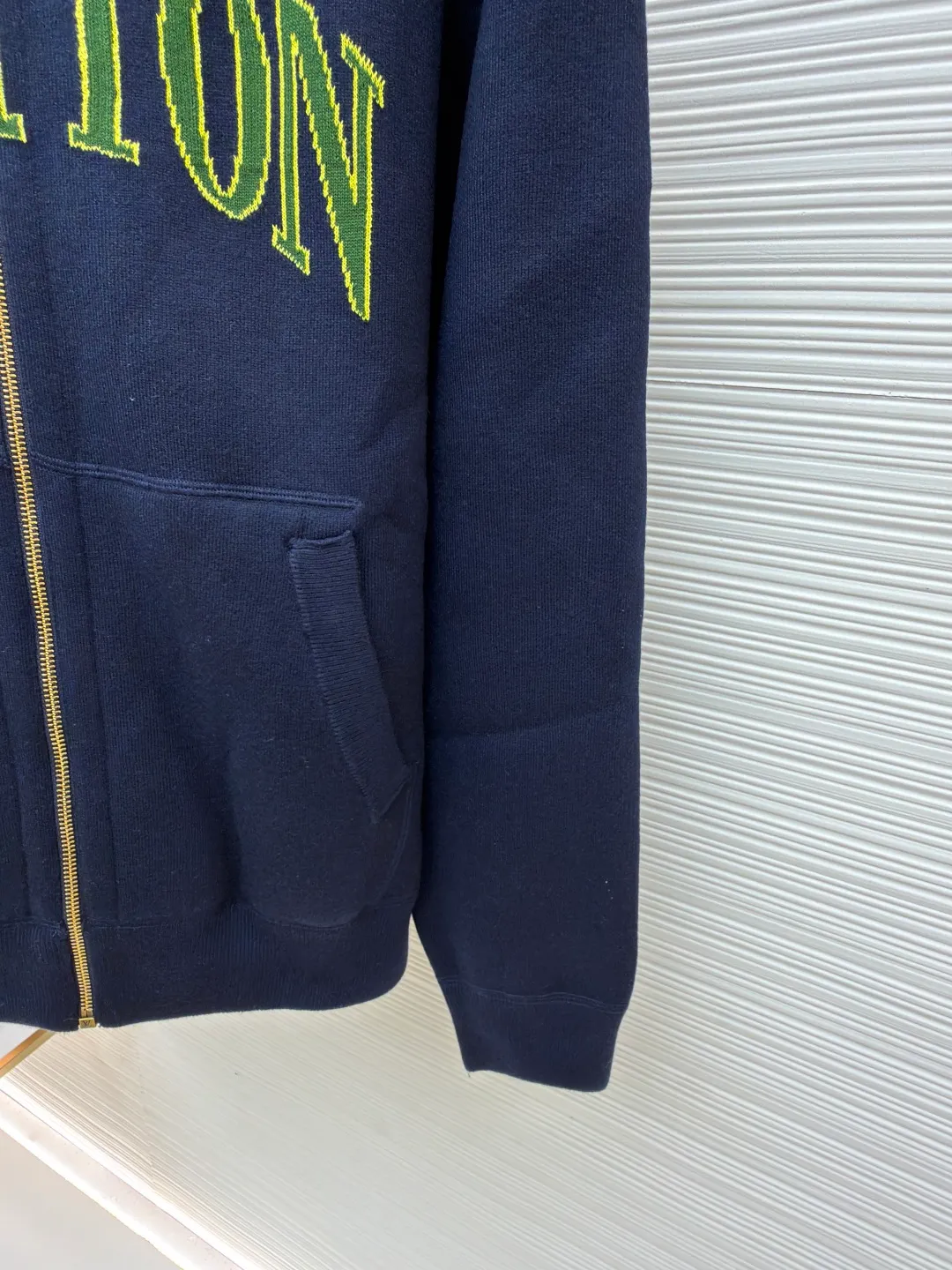 LOUIS VUITTON double-sided cotton-wool blended knitted hoodie ●Original version: Purchased and developed for 27999 ●Item number: 1681379-C50 ●Fabric: cotton fabric ●Technology: knitted jacquard production ●Color: blue-green ●Version: fitted version ●Weight: about 1415 grams ●Size: S-M-L-XL ●Description: Made of cotton-blend knitted fabric, one side is fully printed with the brand's classic Monogram pattern, with green and blue contrasting colors and jacquard craftsmanship, which makes the brand recognizable; the other side is mainly navy blue, with brand letters embroidered on the chest, which is simple and elegant; the hooded design is casual and casual, and can be worn in two ways to unlock various styles to meet the needs of different dressing scenes; the overall version is loose and comfortable, and is tolerant, making it easy to create a trendy and high-end sense. This jacket adopts a double-sided design. One side is mainly navy blue with fluorescent green brand letter jacquard, and the other side is a full-length LV classic logo jacquard spliced ​​with navy blue and green stripes, presenting a diverse style. It has a hooded design and a brand-customized gold zipper, which makes it luxurious and easy to put on and take off. In the weaving process, precision jacquard knitting technology is used. The pattern texture on the front and back sides is clear and three-dimensional, and the yarn is woven tightly and evenly, ensuring that the fabric is soft, skin-friendly and has a good crisp feel. The double front chest pocket design is both practical and beautiful. From jacquard weaving to zipper material selection, every process reflects the brand's strict requirements for craftsmanship. It combines double-sided wear creativity with high-end knitting technology to present a luxurious item with both fashionable recognition and wearable texture. The overall wiring is straight and delicate, the fabric is comfortable and soft, and the color is consistent without color difference. It can be matched with the same style to create a fashionable look and control various occasions. Customized accessories, complete with three standards, same style for men and women!